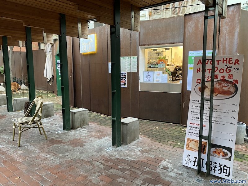 口袋咖啡门口常有多样座椅供宾客休息。佟鑫/拍摄