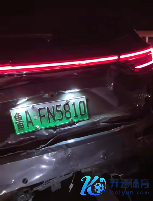 高速突现事故车 问界M7自动变说念刹停！车主：华为智驾保我全家人命