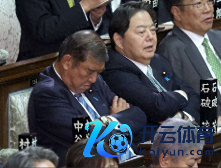 11月11日日本众议院首相指名选举过程中，石破茂被拍到头朝下闭着眼睛，疑似在打打盹儿。图自日媒
