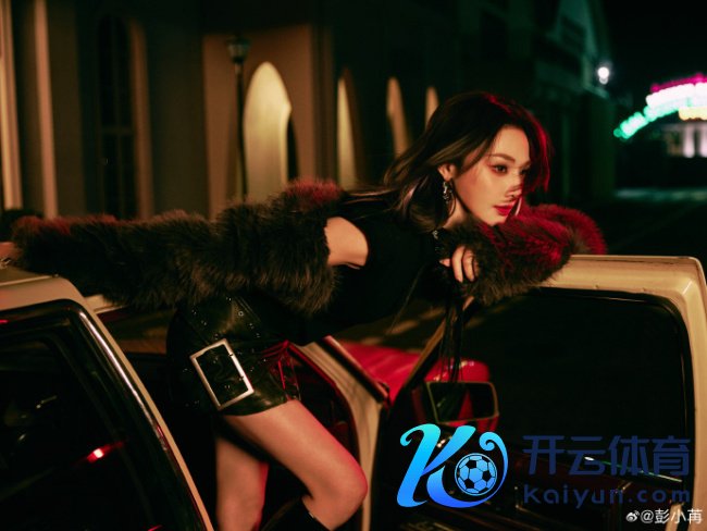 彭小苒穿镂空连体衣躯壳火辣 抬手遮眸显飒媚气场